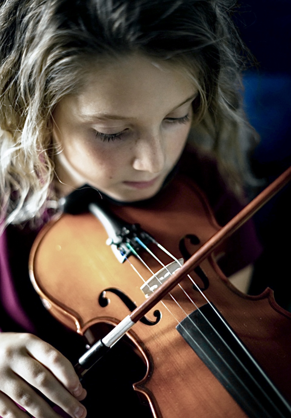 Geige übendes Mädchen