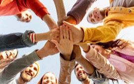 Eine Gruppe von Menschen legt die Hände aufeinander