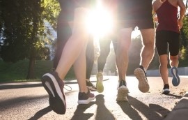 Beine von einer Gruppe von Läufern mit Sonnenstrahlen