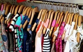 Portrait lächelndes Mädchen mit Mütze, Schal und Locken